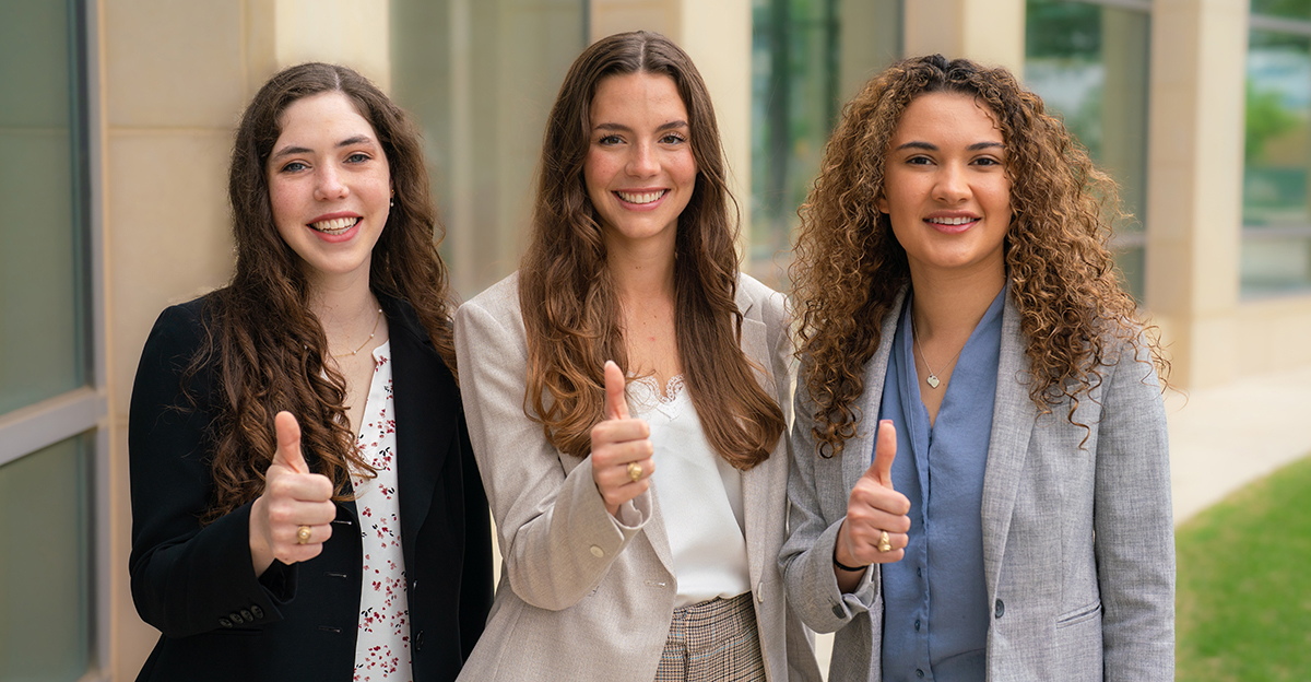 Emily Orr ’23, Grace Vaughn ’23 and Juliette Jimenez ’22 flash gig 'ems outside the Hagler Center